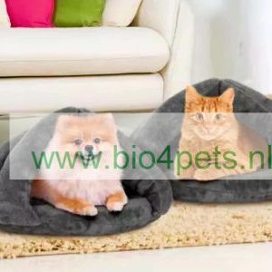 katten-grot-puppy-kleine-hond-donkergrijs