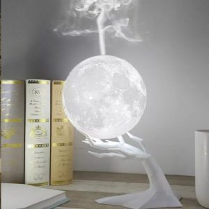 maanlamp_wit_hout_standaard_hand_Maan Luchtbevochtiger 880ML_Moon Slaaplamp_Vernevelaar_Verdamper_Bevochtiger_Diffuser_Huis_Slaapkamer_Keuken_ Kantoor_Badkamer_Woonaccessoire