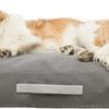 trixie-be-eco-kussen-danilo-hoekig-grijs-hond-ligt